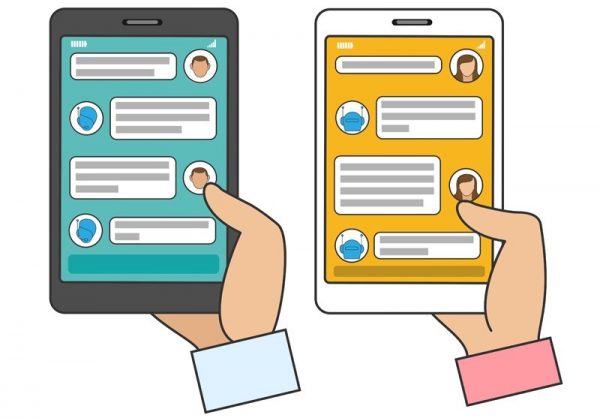 Persona che utilizza un'interfaccia di chat vocale da smartphone in ufficio