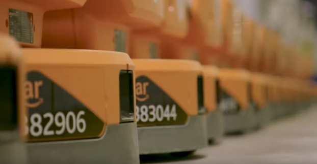 Immagine di copertina dell'articolo “Il segreto dell'efficienza di Amazon è l'equilibrio tra umani e robot” pubblicato sul blog AND ITALIA.