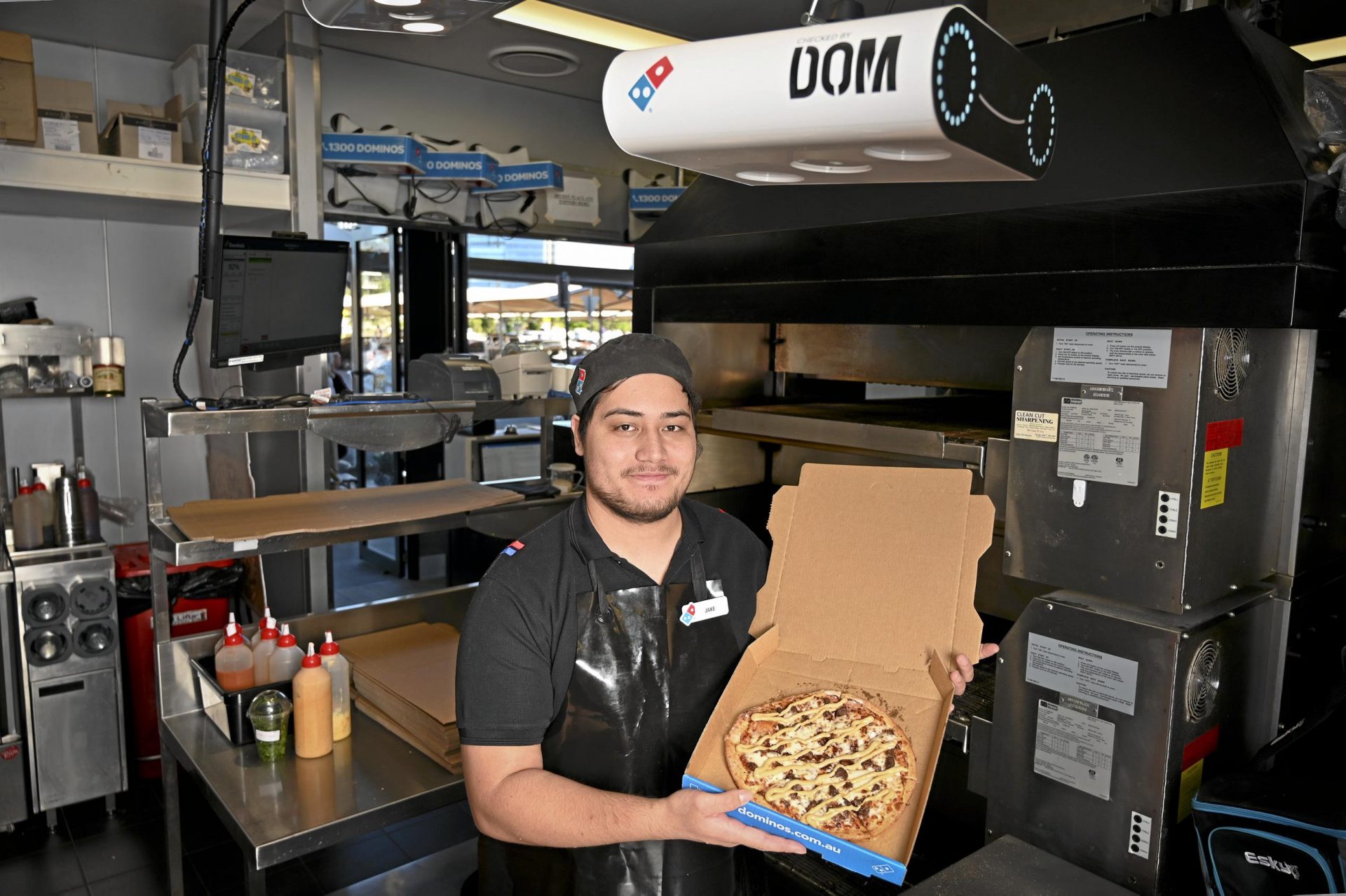 Jake Hawke, assistente manager di Domino's Springfield, con lo scanner DOM Pizza Checker
