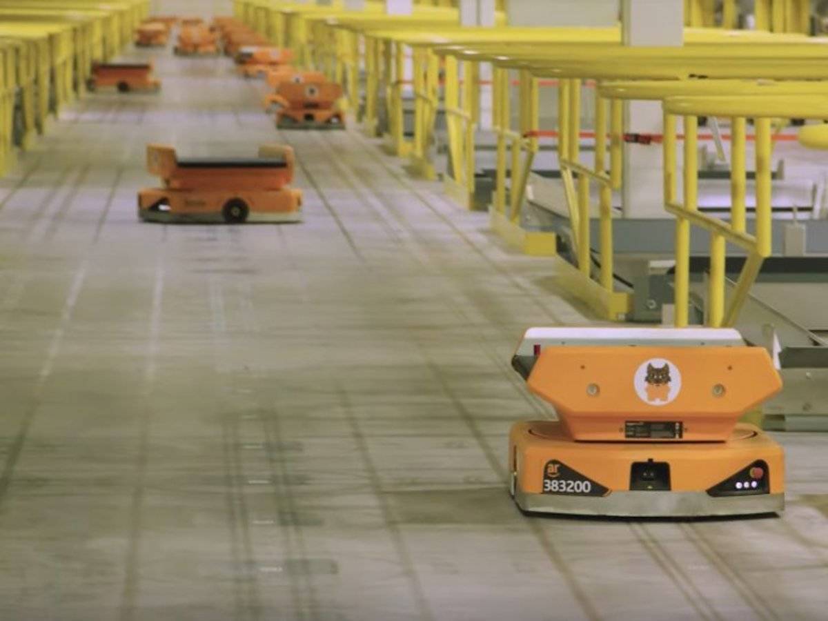 Corridoio di un magazzino di smistamento con robot mobili e nastri trasportatori Amazon